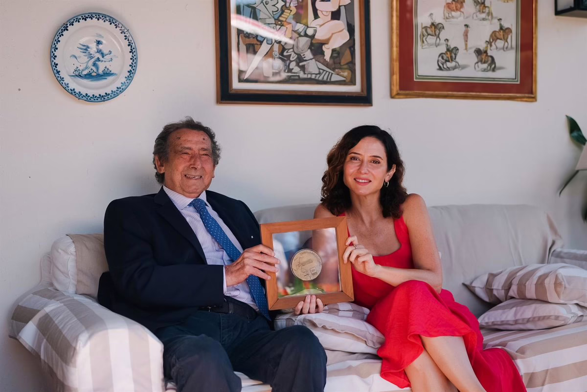 Ayuso hace entrega del Premio de Cultura de la Comunidad de Madrid a Alfonso Ussía en Comillas, Cantabria.