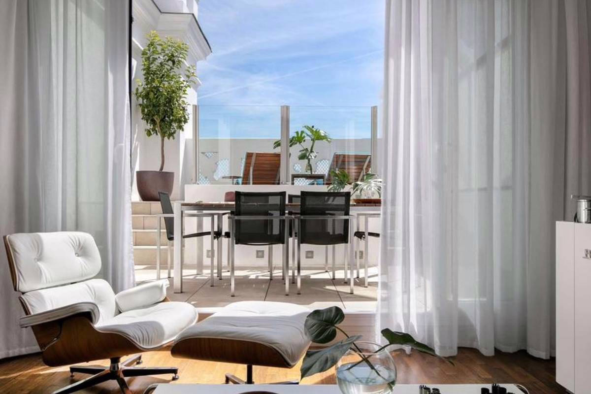 Muebles de diseño a partir de 3 € en la gran venta de un famoso hotel de Madrid.