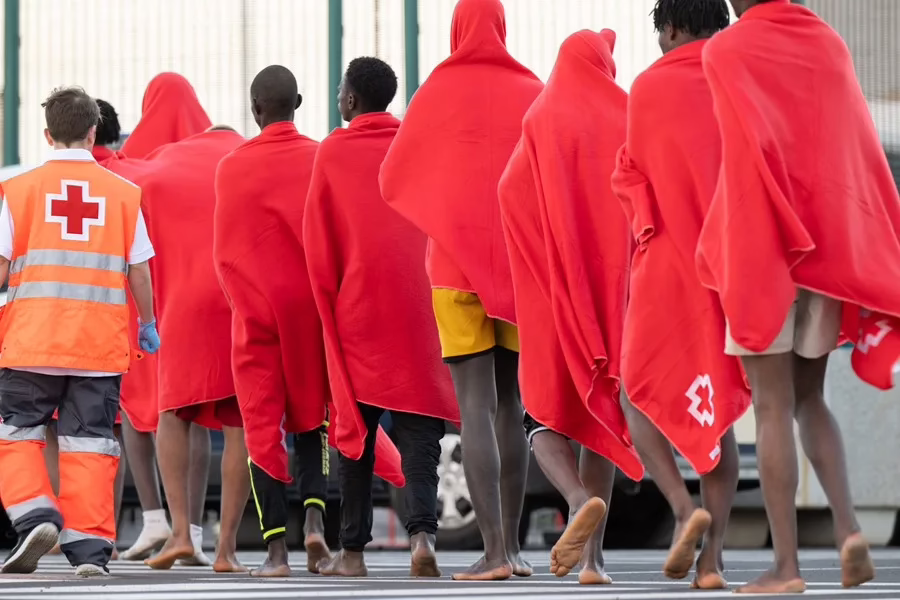 El Gobierno pronuncia estado de emergencia migratoria en Canarias, Ceuta y Melilla.