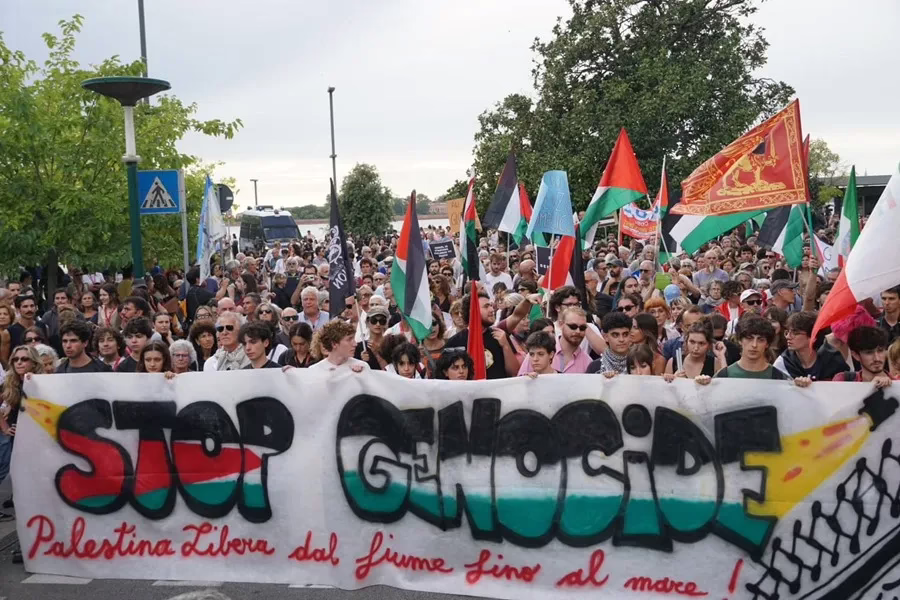 Una gran manifestación en respaldo a Palestina se lleva a cabo en Venecia.