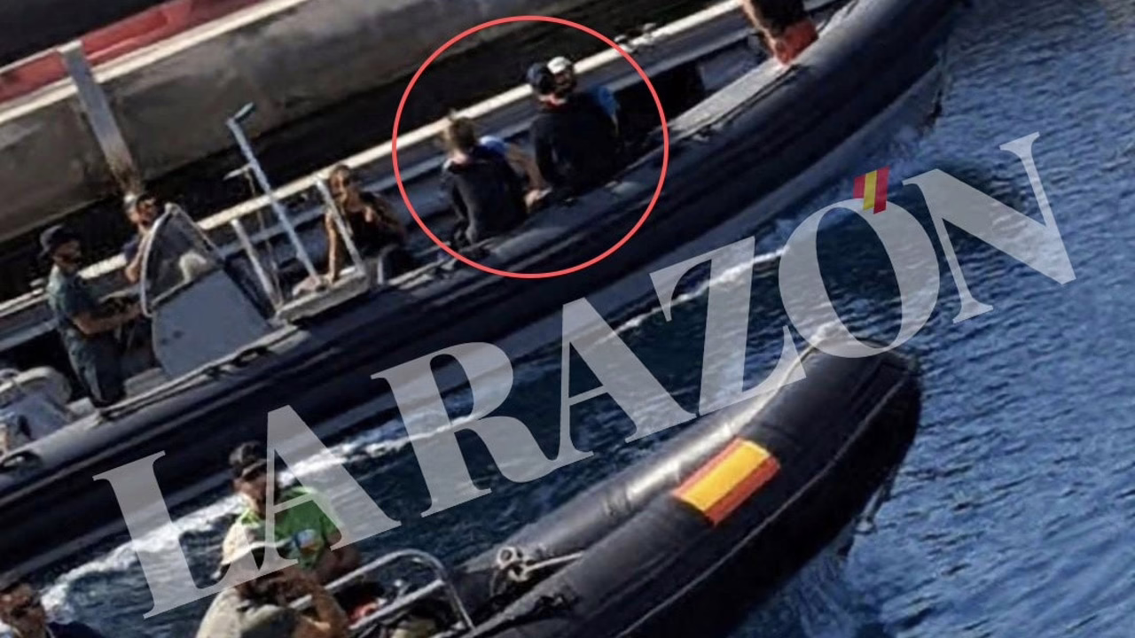 El escudo del presidente no evita que se vea la primera foto de Sánchez y Begoña en sus vacaciones.
