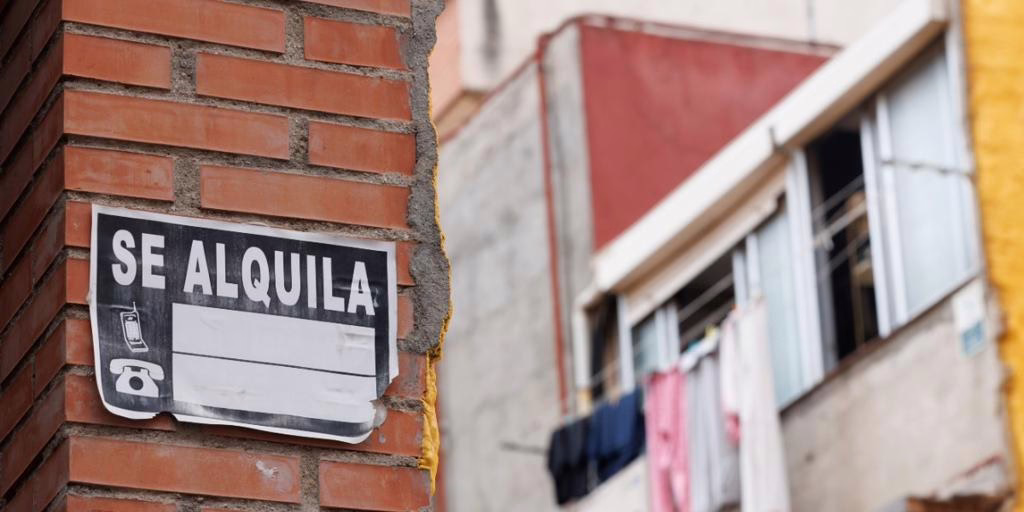 Es forzado a dejar su apartamento de alquiler después de una década y regresa a la casa de su madre debido a las circunstancias del mercado inmobiliario en Madrid.