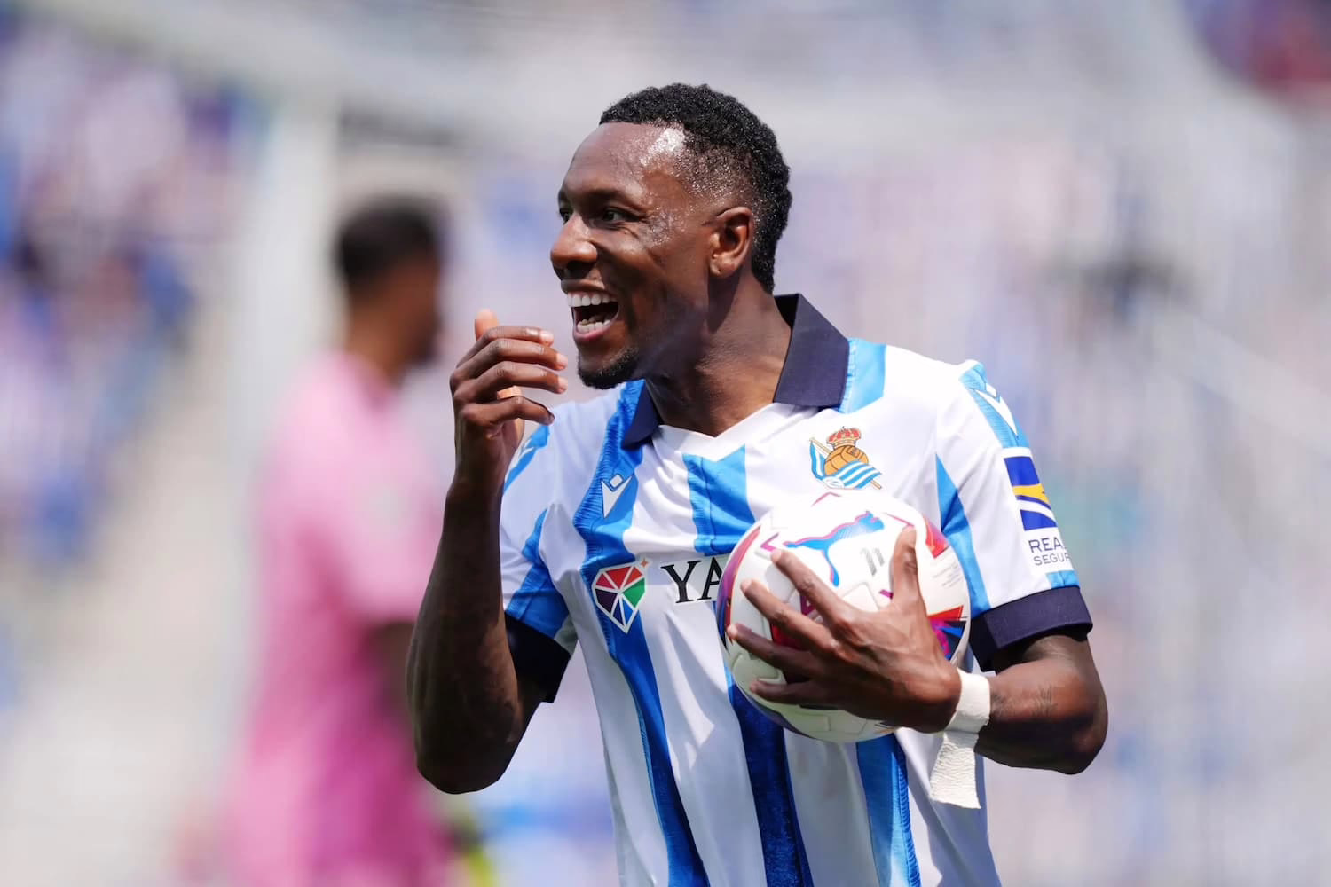 El Rayo se adelanta en la puja por Sheraldo Becker, mientras Osasuna y Mallorca aguardan su última oportunidad.