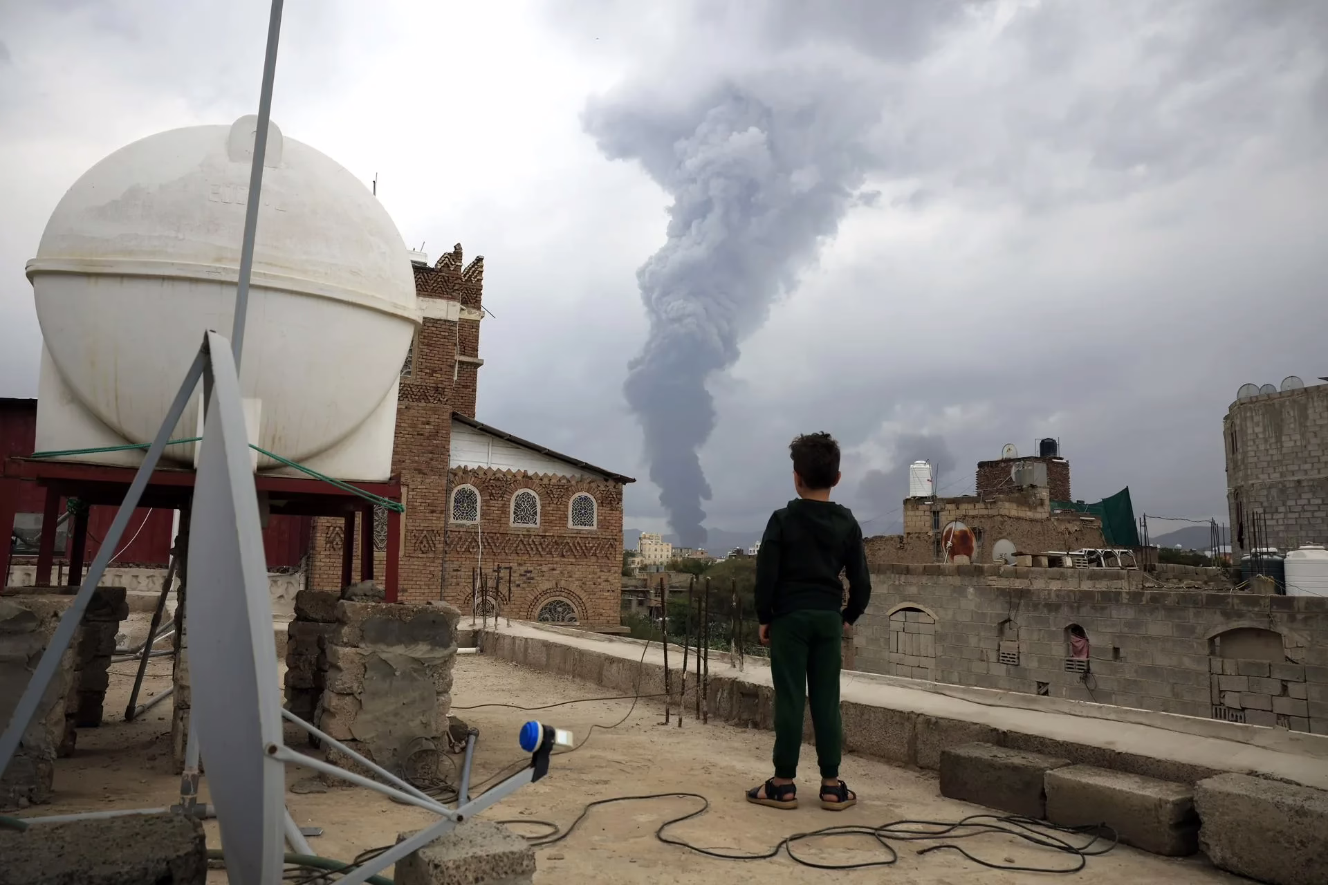 Israel ratifica los bombardeos en una instalación militar y plantas de energía en Yemen.
