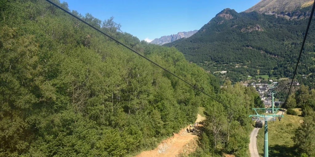 Un rayo impacta a una pareja de madrileños mientras excursionan en los Pirineos franceses.
