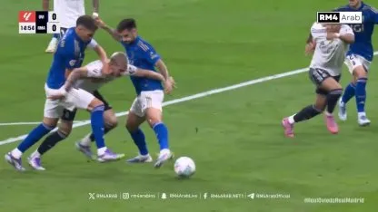Mastantuono gambeteó, se metió en el área y acusó ser derribado por un defensor del Oviedo. Para el árbitro no fue suficiente para pitar la pena máxima.