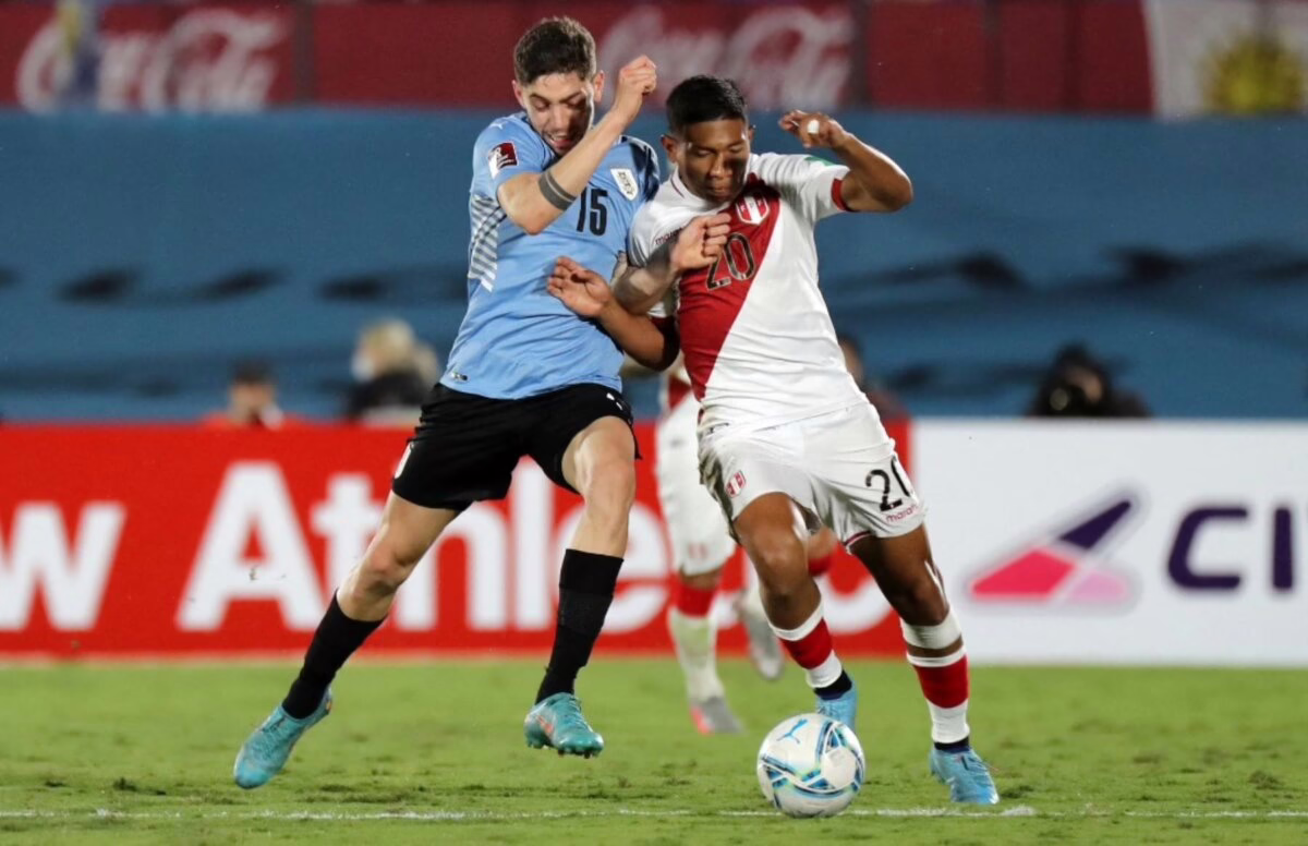 Uruguay aspira a clasificar al Mundial con Valverde destacando en el partido frente a Perú.
