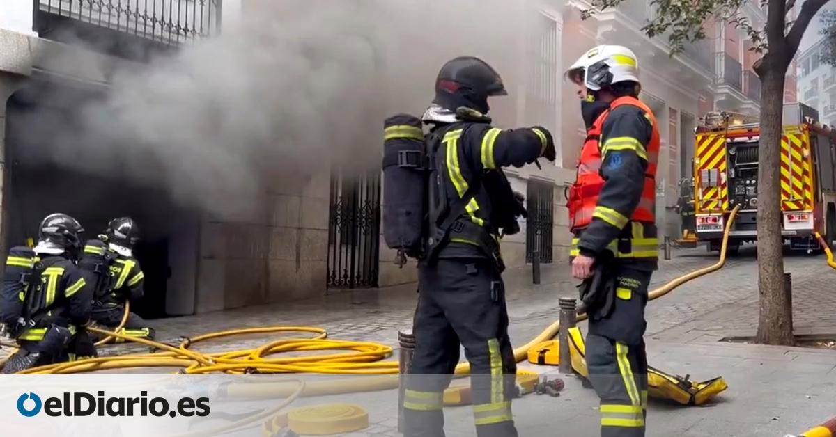 Impresionante columna de humo en el centro histórico de Madrid debido a un incendio en un garaje.