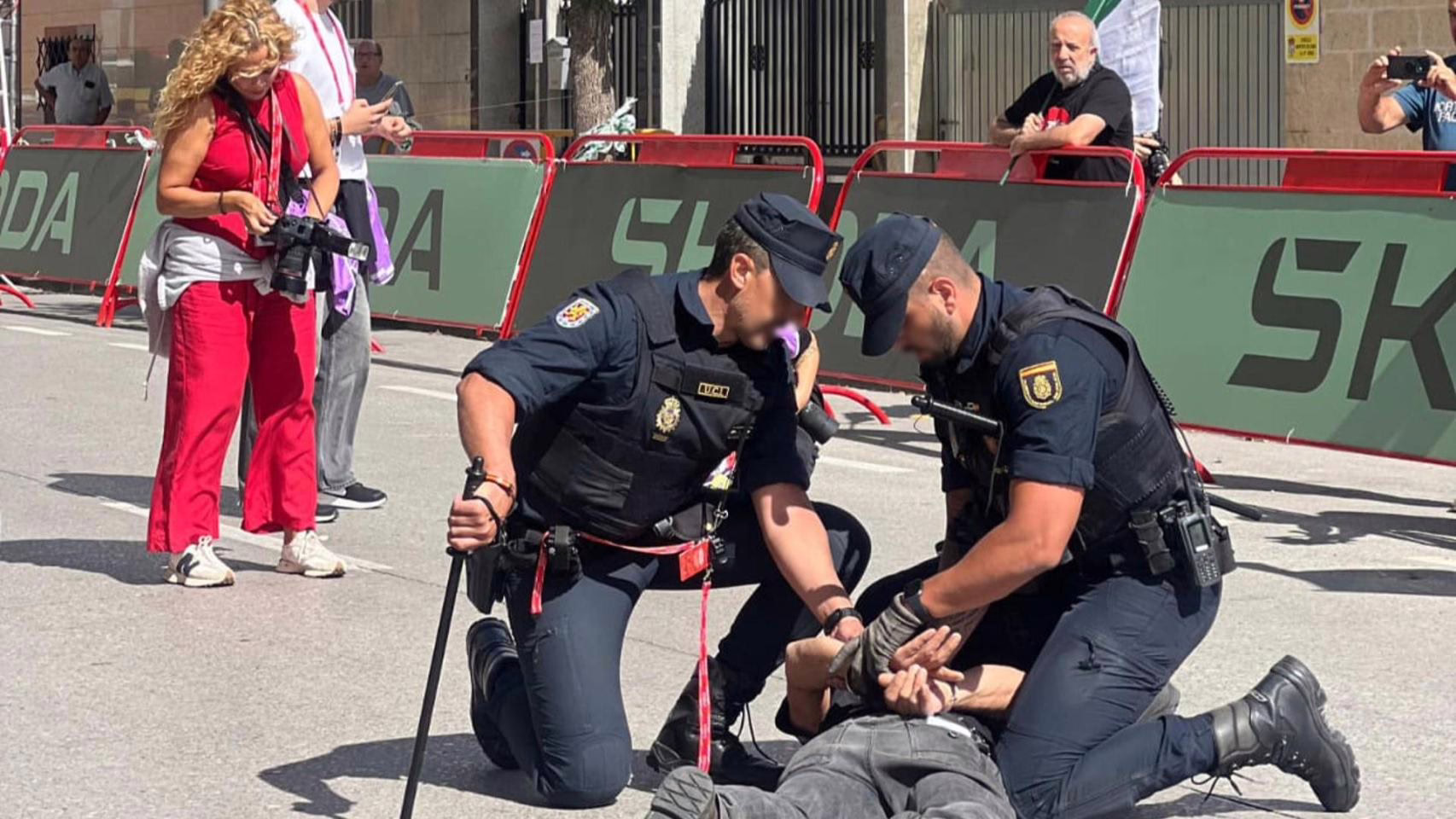 Aumenta a 10 la cifra de arrestos en Monforte (Lugo) por manifestar apoyo a Palestina durante La Vuelta.