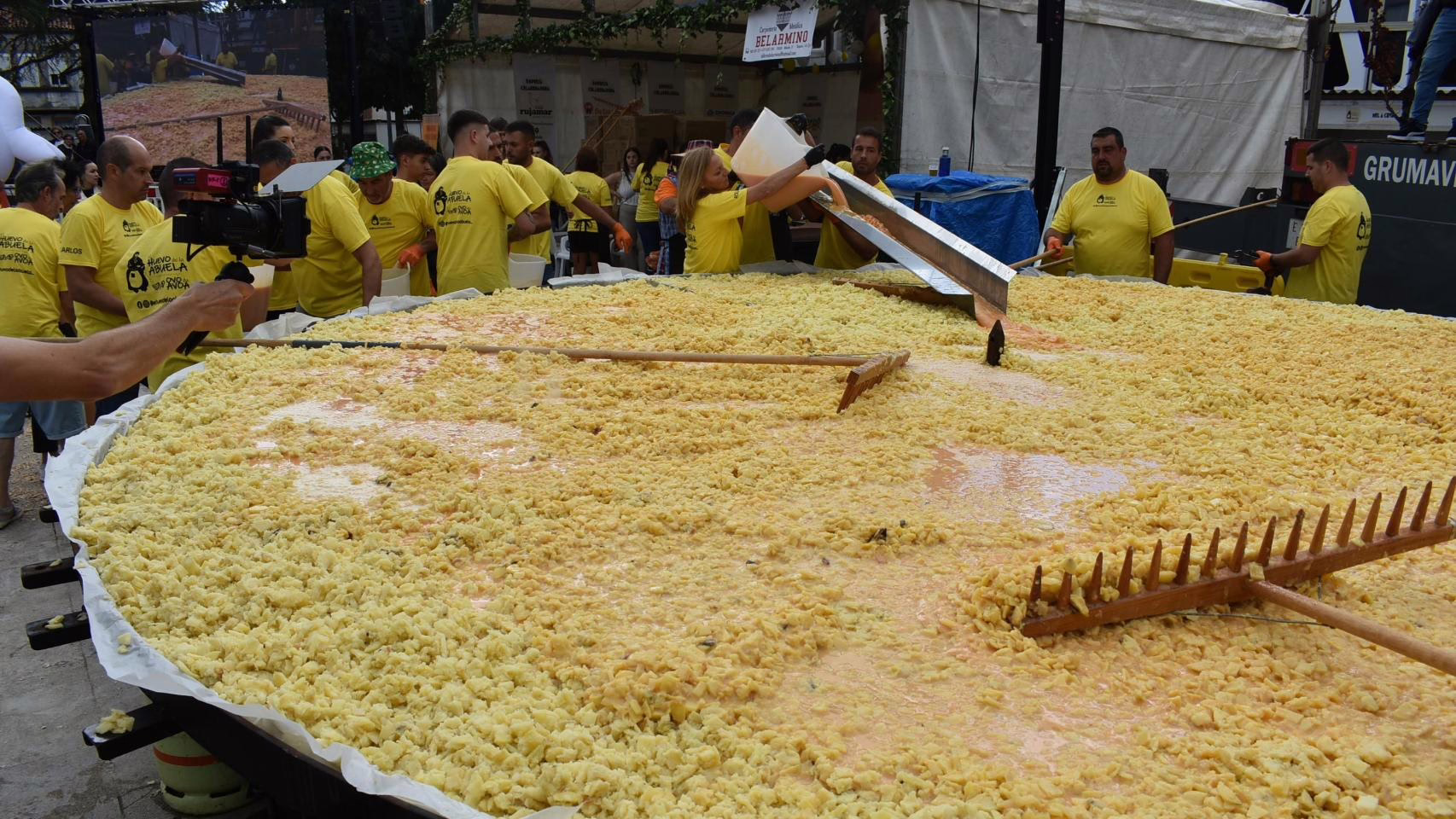 Melide (A Coruña) elabora la tortilla de patatas más extensa del planeta.