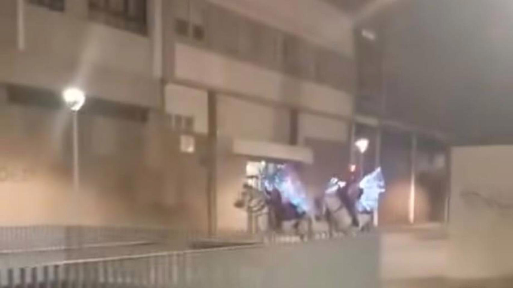 Dos jinetes con alas sorprenden a los residentes del barrio de Matogrande en A Coruña.