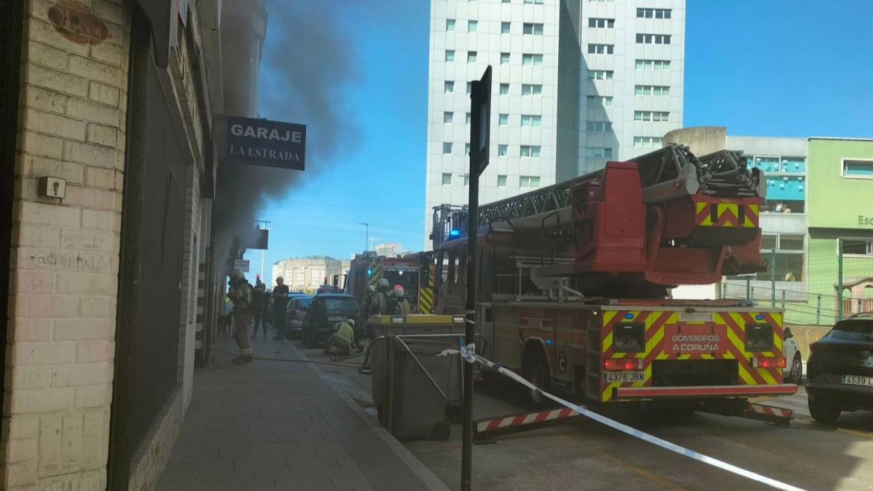Un fuego en un centro de estética en A Coruña provoca el cierre de la calle Sol.