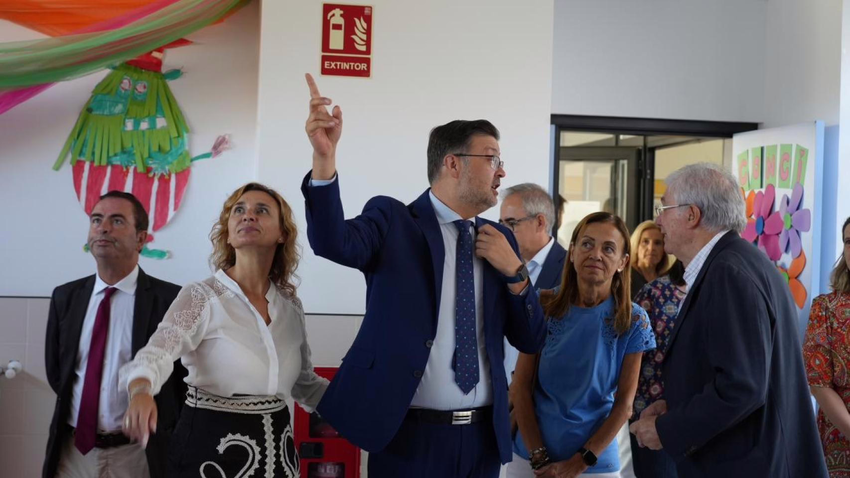 Castilla-La Mancha apoya la reducción de horas para docentes anunciada por el Gobierno, aunque solicita más fondos.