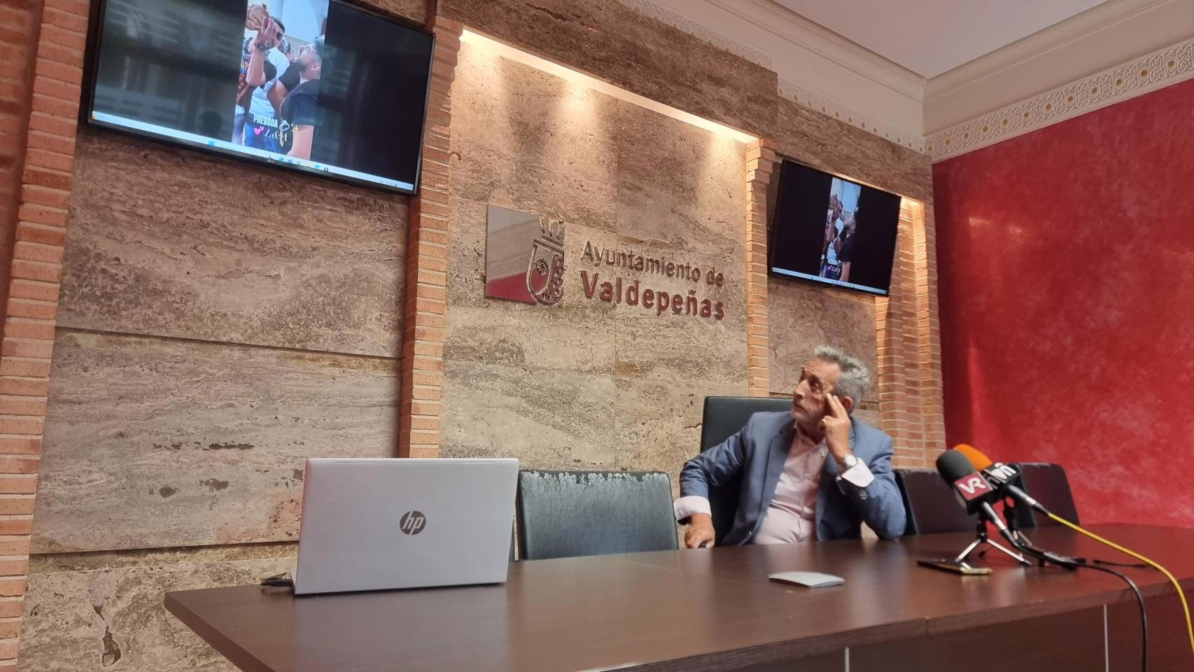 Un edil de Valdepeñas festeja su despedida de soltero en un edificio público: "Se estuvo divirtiendo con unas copas".