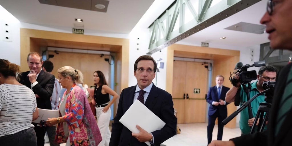 Almeida asegura que impulsará la construcción de viviendas durante un debate sobre la ciudad, en el que también se tocaron temas como Gaza y la corrupción.