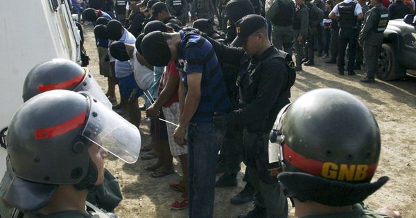 Foto: Soldados venezolanos detienen a supuestos miembros de un grupo paramilitar colombiano en San Antonio, estado de Tachira. (Reuters)