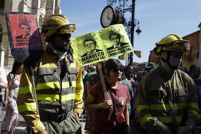 Varios bomberos durante la manifestación en León contra la gestión de Mañueco en la crisis de los incendios, este sábado. 