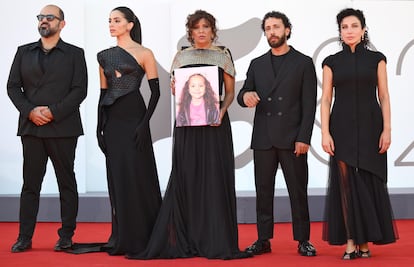 El equipo y los actores de la película "La voz de Hind Rajab" posan en Venecia con la foto de la niña gazatí, el pasado 3 de septiembre.