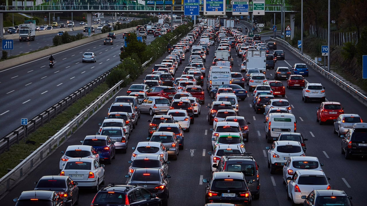 Congestión en todas las vías de acceso a Madrid y en la M-40.