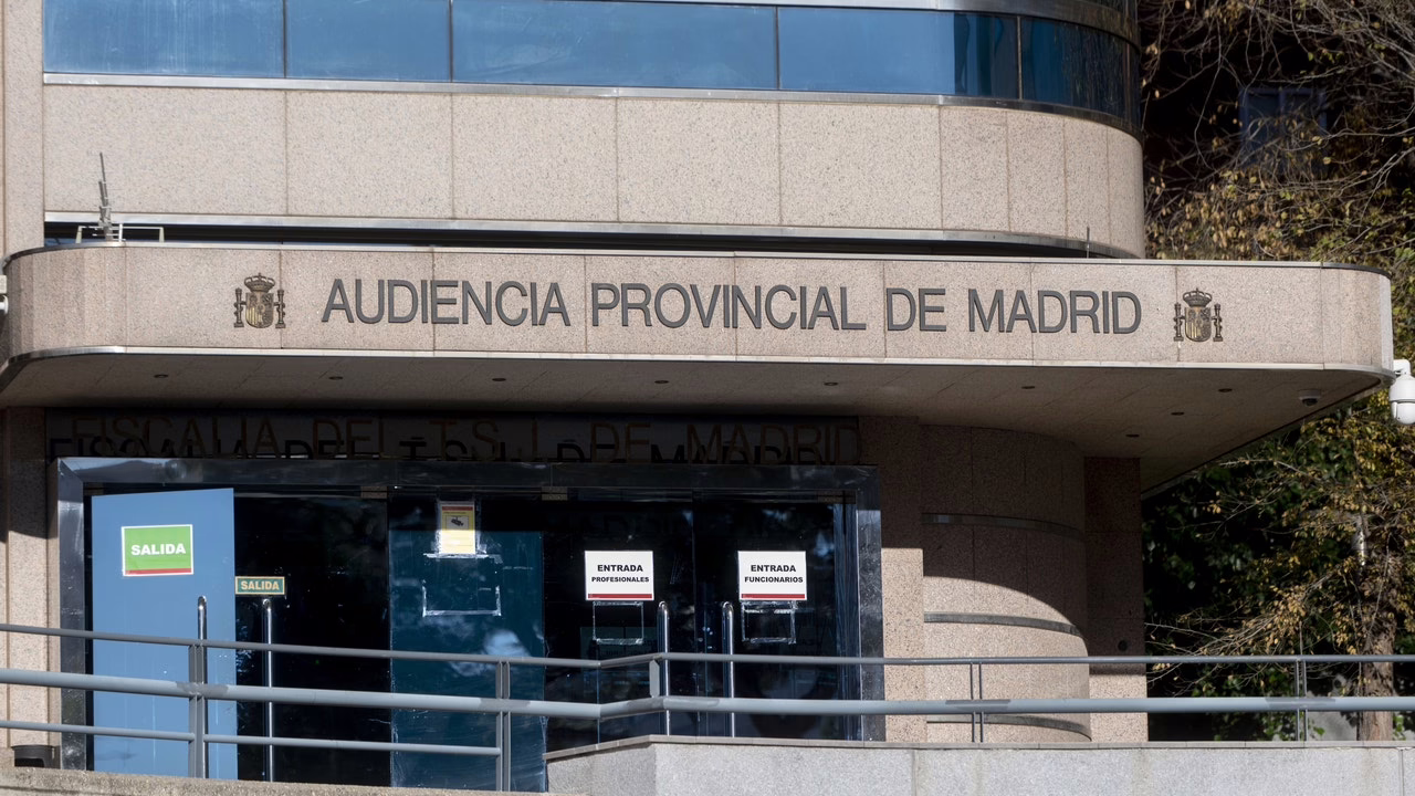 Enjuiciado en Madrid por torturar y asesinar a un joven, cuyo cuerpo ocultó en un sofá.