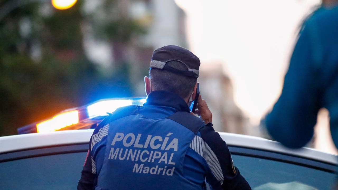 Atrapan a dos parejas por abandonar a sus hijos en un automóvil mientras se divierten en Madrid.