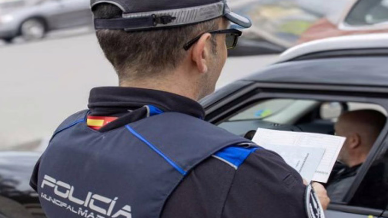 Un adolescente choca contra un amigo tras haber sustraído un coche eléctrico.