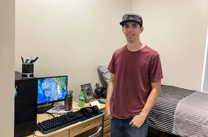 El presunto asesino de Charlie Kirk Tyler Robinson en su habitación de la universidad estatal de Utah en 2021.