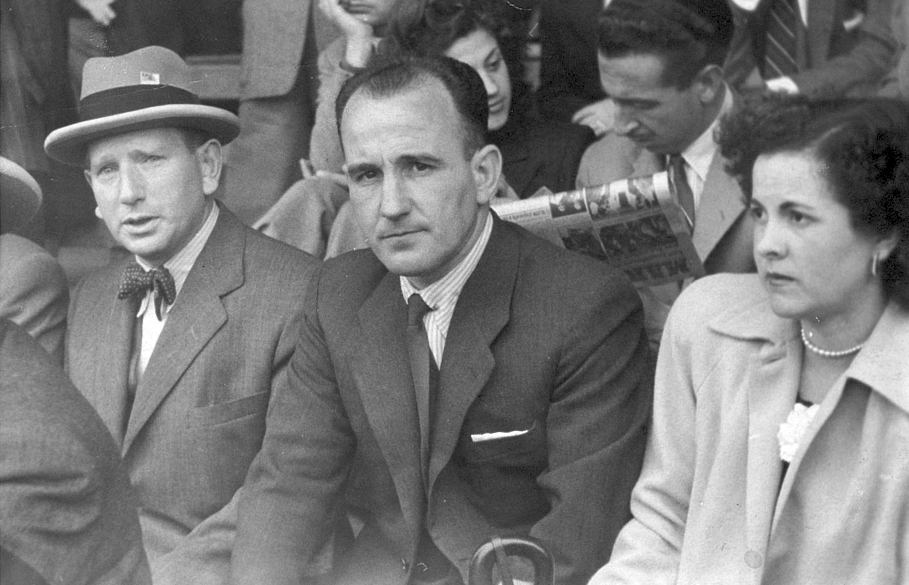 Viendo un partido en su época de entrenador.