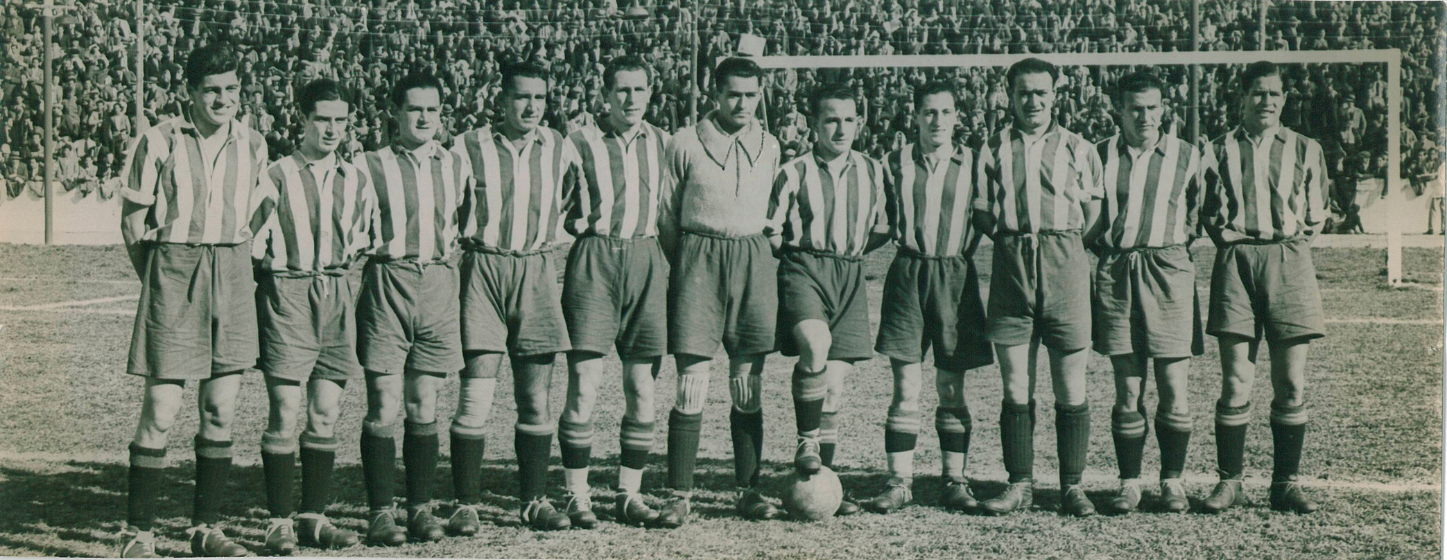 Marculeta, el séptimo de izquierda a derecha, con el Athletic de Madrid.