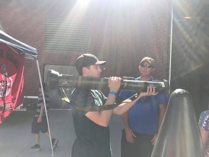 Tyler Robinson, en una feria de armas.