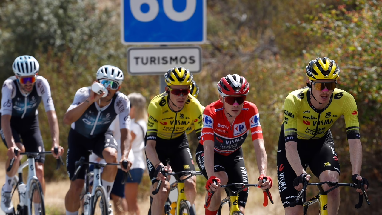 Irene Montero e Ione Belarra fuerzan un cambio en la ruta de la Vuelta a España hacia Cercedilla.