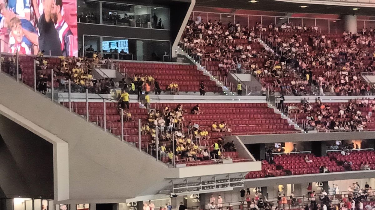 Los aficionados amarillos en la grada visitante del Metropolitano