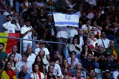 Una bandera israelí entre el público asistente al mitin del grupo Patriors este domingo en Madrid.