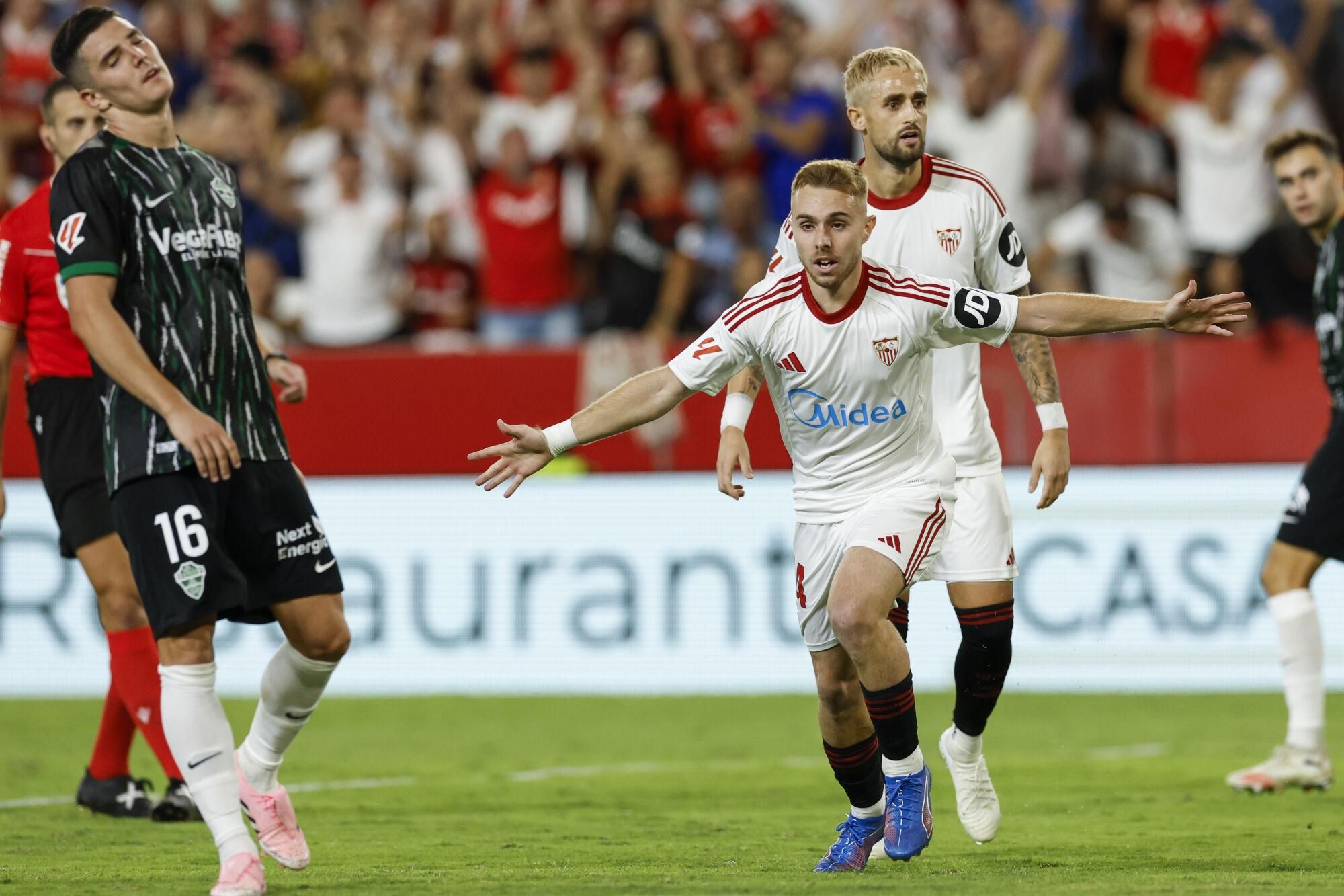 SEVILLA, 12/09/2025.- El delantero del Sevilla Peque (d) celebra tras marcar el 2-2, durante el partido de la cuarta jornada de LaLiga EA Sports que Sevilla FC y Elche CF han disputado este viernes en el estadio Ramón Sánchez-Pizjuán de la capital andaluza. EFE/Julio Muñoz