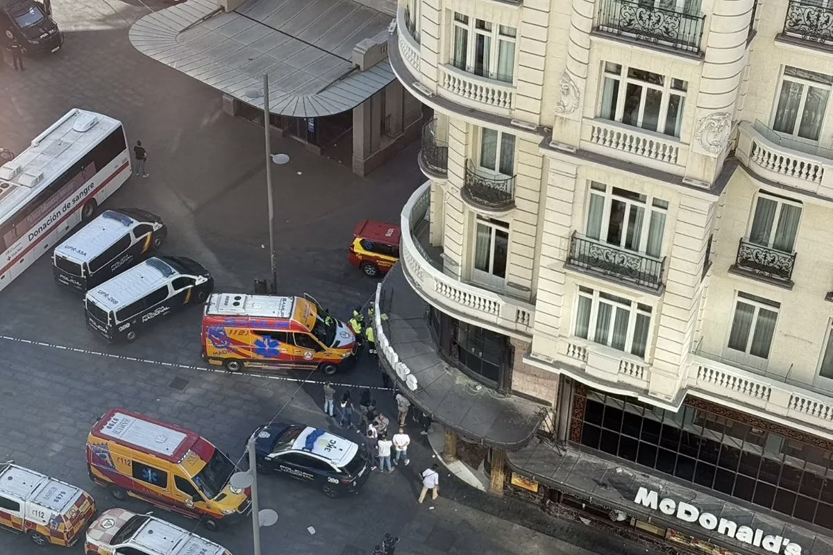 La Policía arresta a un hombre barricado con bombonas de butano en la intersección de Gran Vía y Montera: "Amenazaba con detonarlas" - El Mundo.