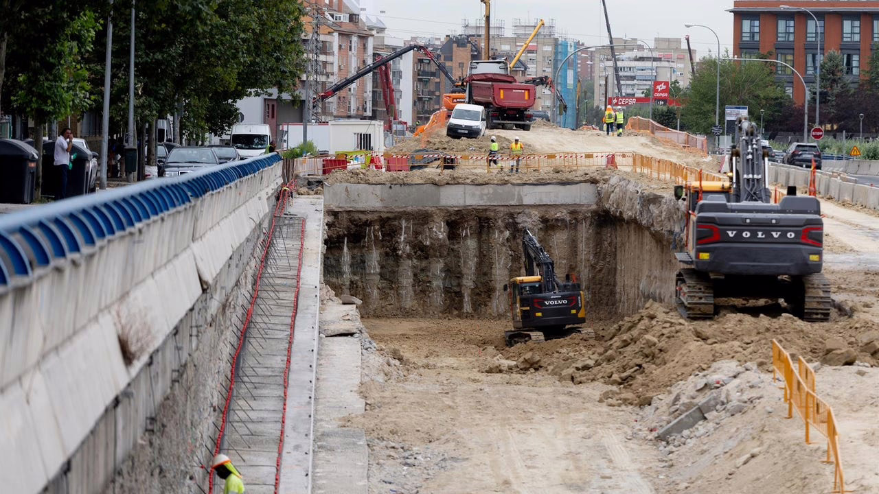 Madrid evalúa trasladar la zona azul SER en Castellana y cambios en la ruta de la A-5.