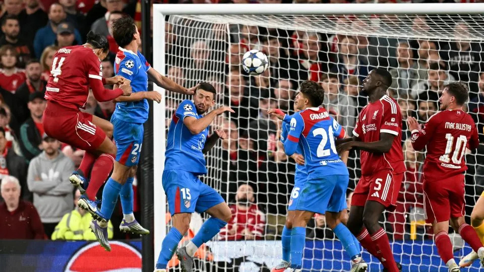 Virgil van Dijk anota el tercer gol de su equipo durante el partido de primera ronda de la Liga de Campeones entre el Liverpool y el Atlético de Madrid en Anfield. 17 de septiembre de 2025. - OLI SCARFF/AFP/AFP via Getty Images