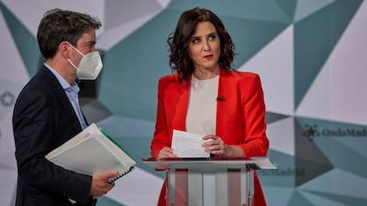 Isabel Díaz Ayuso, minutos antes del comienzo del primer debate electoral previo a los comicios a la Asamblea de Madrid, en Telemadrid, a 21 de abril de 2021.