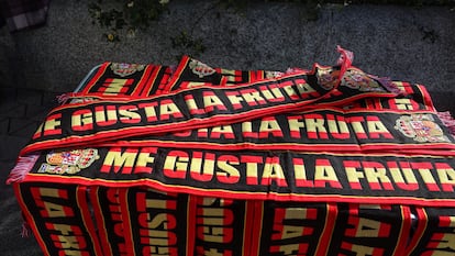 Bufandas con el lema 'Me gusta la fruta' antes de una manifestación convocada por el PP, a 28 de enero de 2024, en Madrid (España).