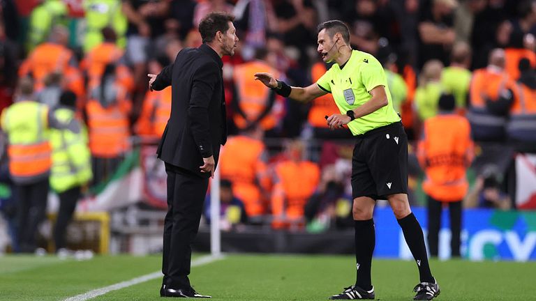 Diego Simeone intenta mantener la calma después de ser expulsado por el árbitro