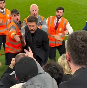 Simeone trató de confrontar al fanático del Liverpool sentado en el soporte de Anfield Road