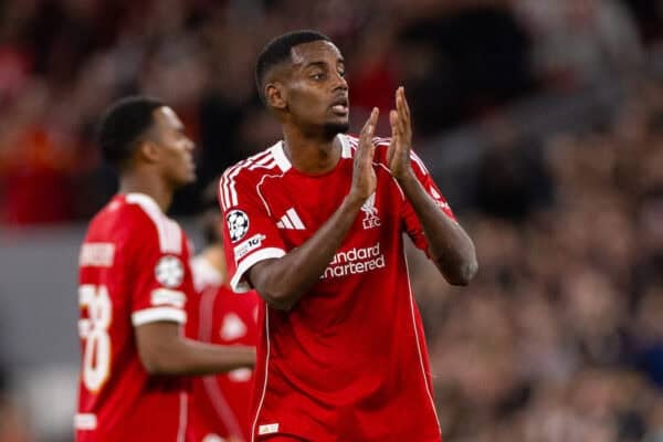 Liverpool, Inglaterra - Miércoles 17 de septiembre de 2025: Alexander Isak aplaudiendo a los seguidores mientras es sustituido en el partido de la UEFA Champions League entre el Liverpool FC y el Atlético de Madrid FC en Anfield. (Foto de David Rawcliffe / Propaganda)