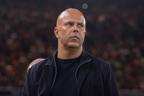 Liverpool, Inglaterra - Miércoles 17 de septiembre de 2025: El entrenador en jefe de Liverpool, Arne Slot, durante el partido de la UEFA Champions League entre el Liverpool FC y el Atlético de Madrid FC en Anfield. (Foto de David Rawcliffe / Propaganda)