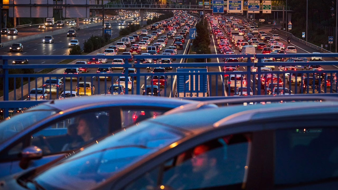 Dos siniestros en la A-5 y A-4 provocan atascos de hasta 3 kilómetros en Madrid.