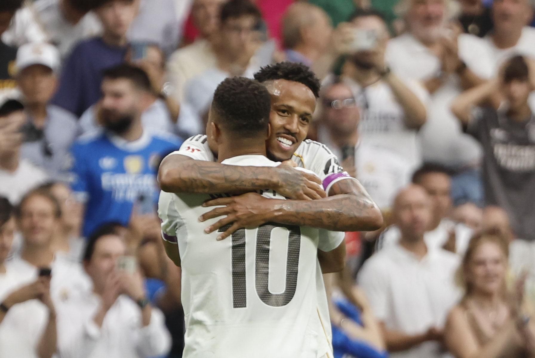 El defensa brasilero del Real Madrid Éder Gabriel Militão (detrás) celebra con Kylian Mbappé el primer gol conseguido ante el RCD Espanyol durante el partido de la jornada 5 de LaLiga EA Sports, que disputan el Real Madrid y el RCD Espanyol, en el estadio Santiago Bernabéu de la capital española. EFE/Sergio Pérez. (Real Madrid) (Espanyol)