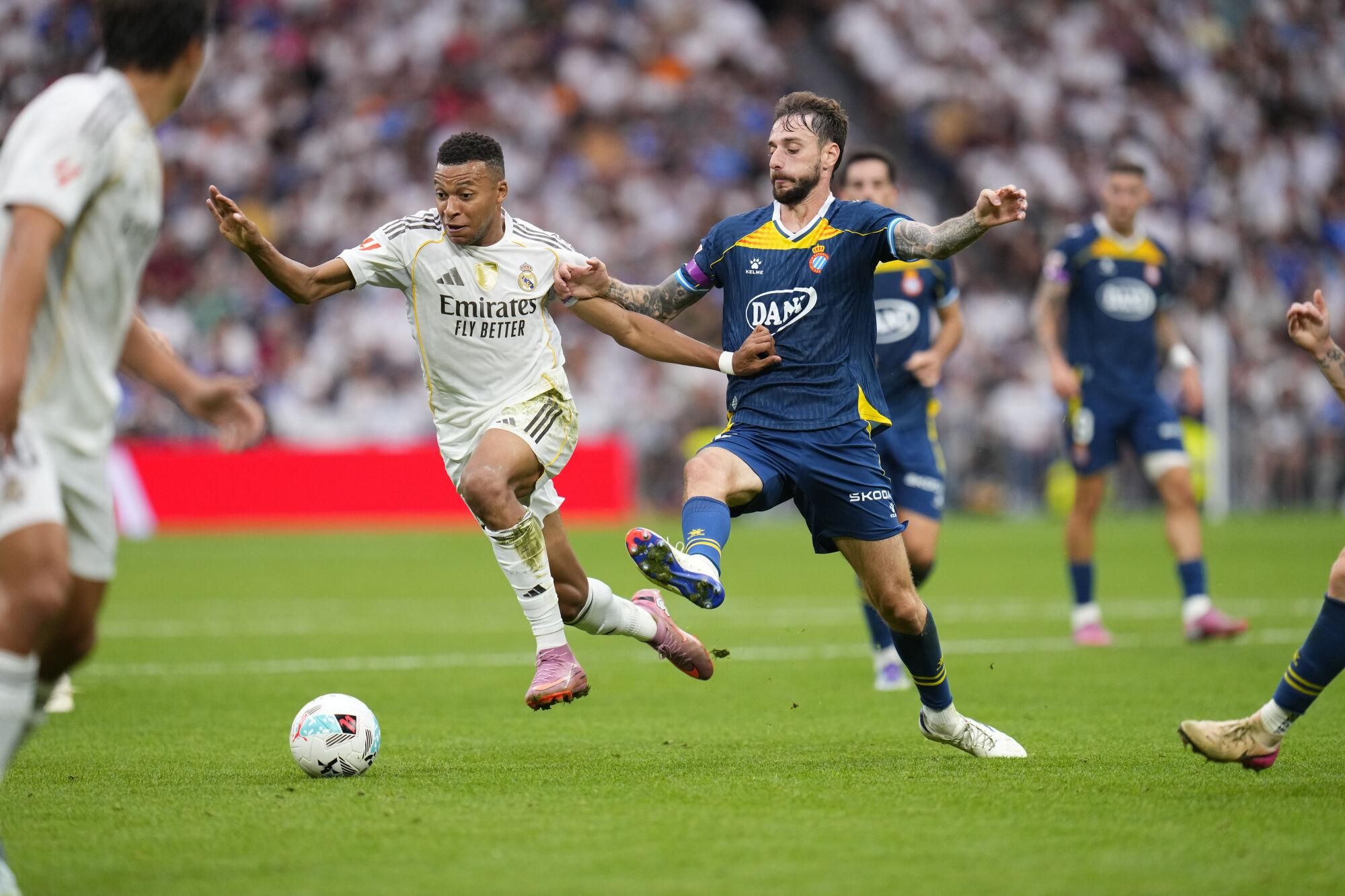 Kylian Mbappe de Real Madrid, a la izquierda, y Fernando Calero de Espanyol desafían por el balón durante el partido de La Liga española entre Real Madrid y Espanyol en el estadio Santiago Bernabeu en Madrid, España, sábado, 20 de septiembre de 2025. (Foto AP/Manu Fernandez)