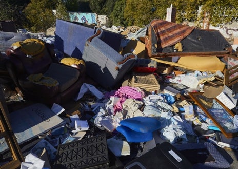 Imagen secundaria 1 - Las imágenes describen mejor que las palabras el lamentable estado en que se encuentra en la actualidad el antiguo prostíbulo, y las montañas de basura que se acumulan a sus puertas