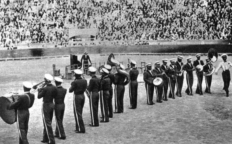 Imagen principal - De arriba abajo: Espectáculo en una plaza de toros de Harry Fleming, que trajo a España los espectáculos más completos; Las vicetiples, protagonistas de la revista 'Las pavas'; La locura por los bailes llegó a los cabarets y los salones