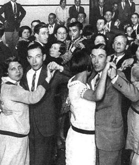 Imagen secundaria 2 - De arriba abajo: Espectáculo en una plaza de toros de Harry Fleming, que trajo a España los espectáculos más completos; Las vicetiples, protagonistas de la revista 'Las pavas'; La locura por los bailes llegó a los cabarets y los salones
