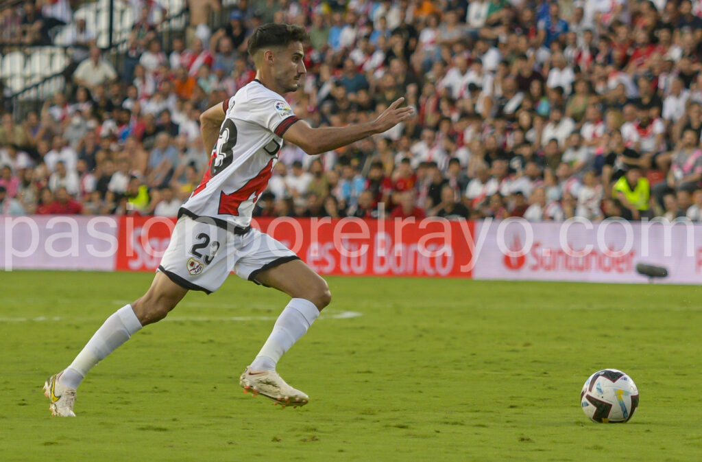 Óscar Valentín: "Me encantaría que el brazalete de capitán en Europa lo siguiera llevando Trejo" 5 rayo vallecano oscar valentin